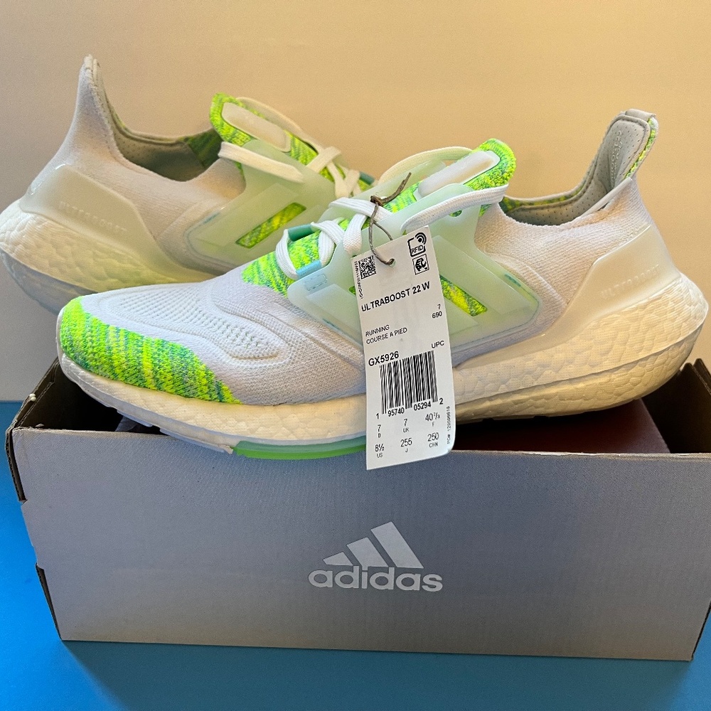 New Women's Adidas Ultra Boost 22 Cloud White / Cloud White / Bliss Blue US 8.5